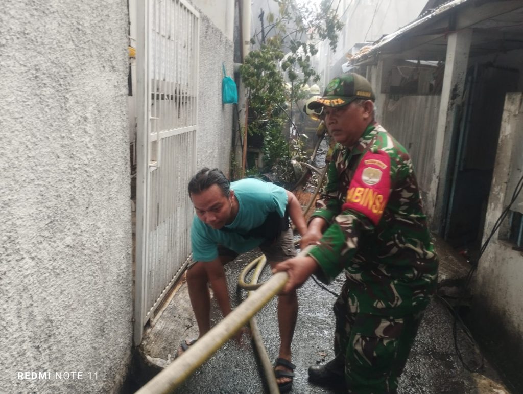 Gerak Cepat, Babinsa Koramil 03/Grogol Petamburan Bantu Petugas Gulkarmat Padamkan Si Jago Merah