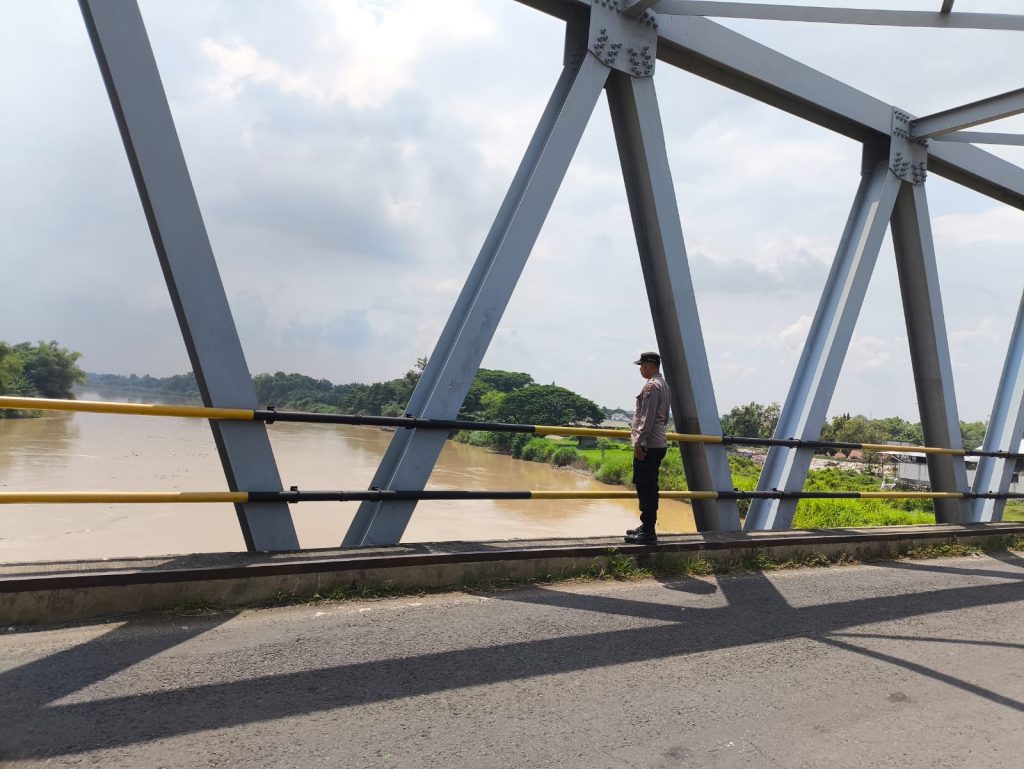 Bengawan Solo di Karanggeneng Tetap Normal 1,81 Meter, Polsek Intensif Pantau Debit Air