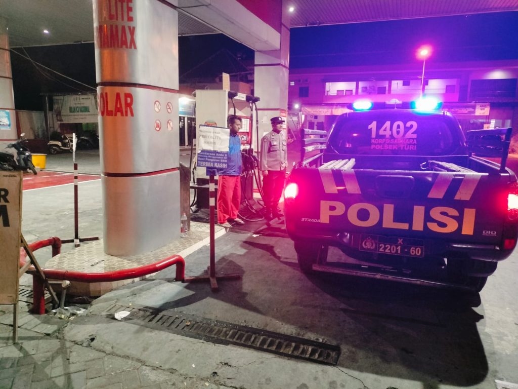 Polsek Turi Bersama Koramil Patroli Dialogis SPBU Kruwul Malam Hari