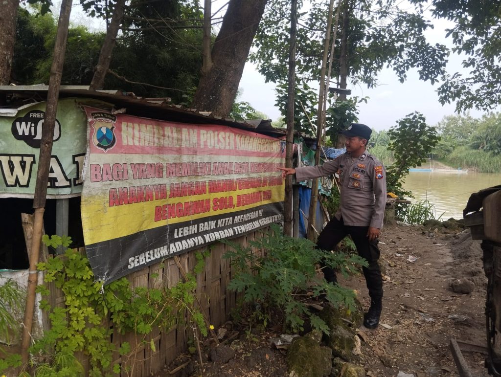 Polsek Karanggeneng Pasang Banner Larangan Mandi di Bengawan Mertani, Cegah Korban Tenggelam Musim Hujan