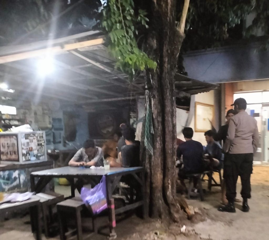 Polsek Maduran Gelar Patroli Dialogis Malam di Warkop, Himbau Warga Waspada 3C dan Gesekan Antar-Perguruan Silat