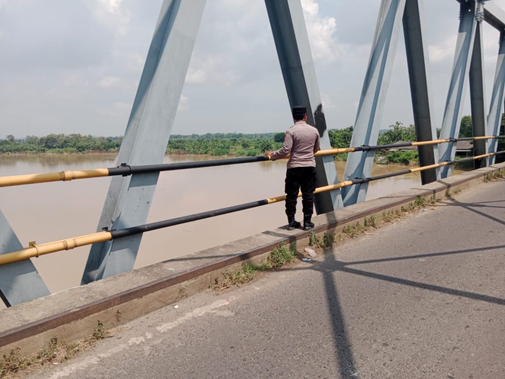 Air Bengawan Solo Naik ke Level 3,31 Meter, Polsek Karanggeneng Lakukan Pemantauan Ketat di Jembatan Karanggeneng
