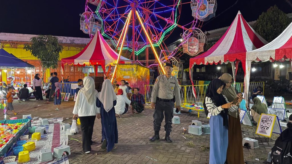 Patroli Malam Polsek Maduran Amankan Kegiatan Pasar Malam Jangkungsumo