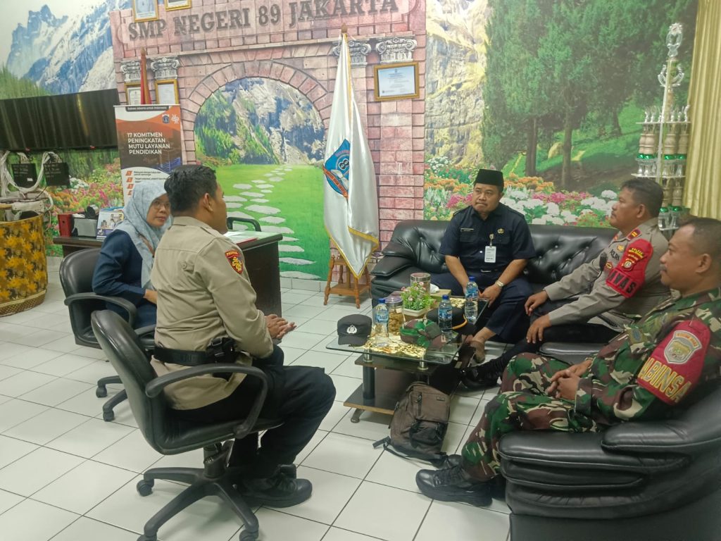 Peduli Pendidikan, Babinsa Koramil 03/Grogol Petamburan Serka Yitno Komsos Dengan Kepsek SMP 89 dan SMA Al-Chasanah Jakarta