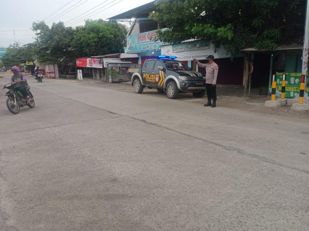 Pagi Sibuk, Polisi Gelar Strong Point di Simpang Tiga Sumberwudi Amankan Arus Kendaraan