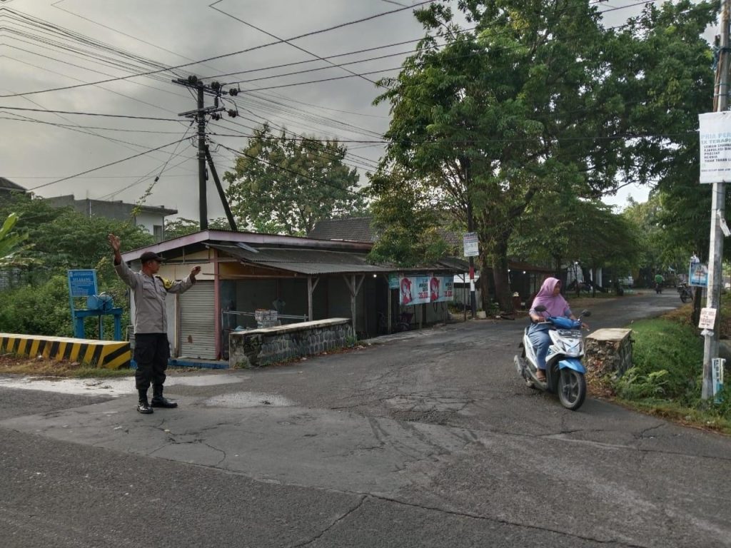 Polsek Kalitengah Laksanakan Commander Wish Pagi, Bantu Pengaturan Arus dan Penyebrangan Warga