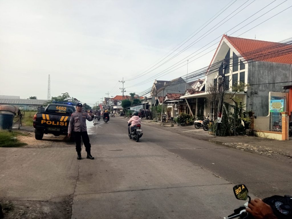Polsek Karanggeneng Gelar Pengaturan Lalin Pagi, Pastikan Arus Jalan Sumberwudi Tetap Lancar