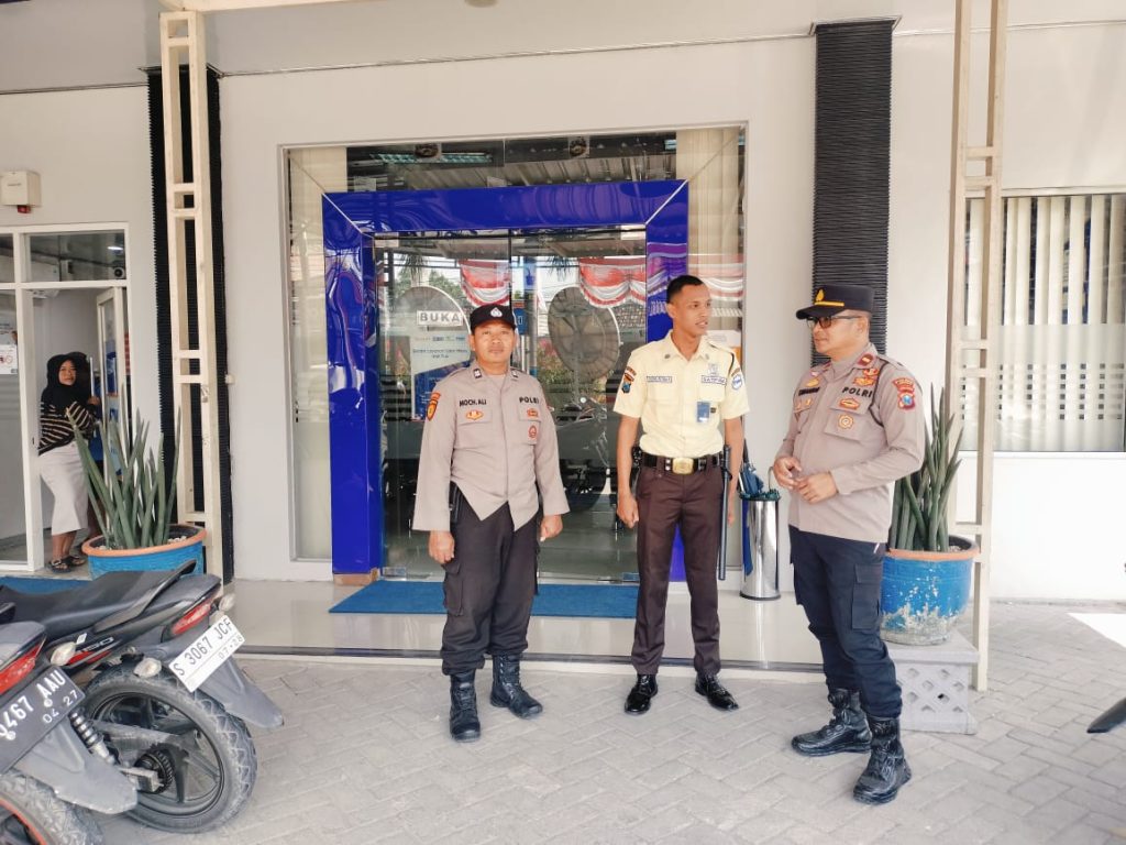 Polsek Turi Polres Lamongan Patroli Objek Vital BRI Unit Turi, Antisipasi Kejahatan 3C dan Sampaikan Pesan Kamtibmas