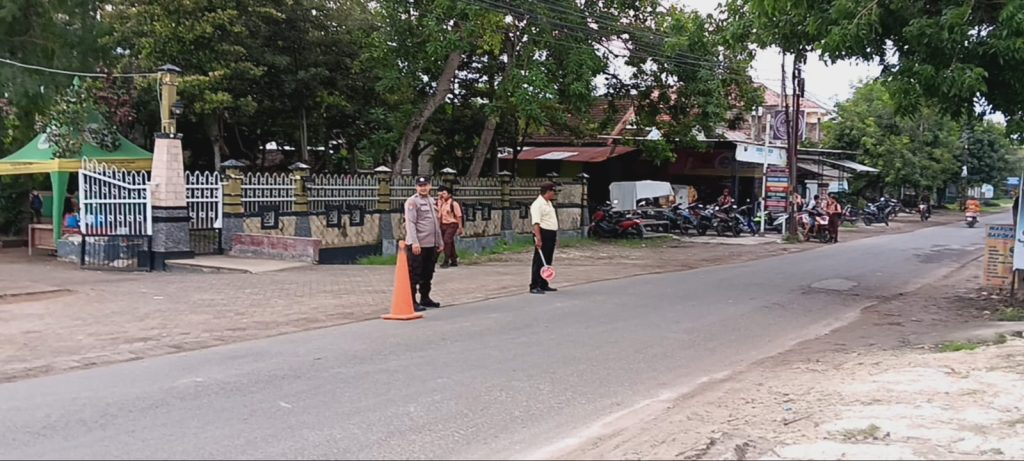 Polsek Maduran Gelar Comander Wish Pagi, Fokus Atur Lalin Depan SMPN 1 Maduran