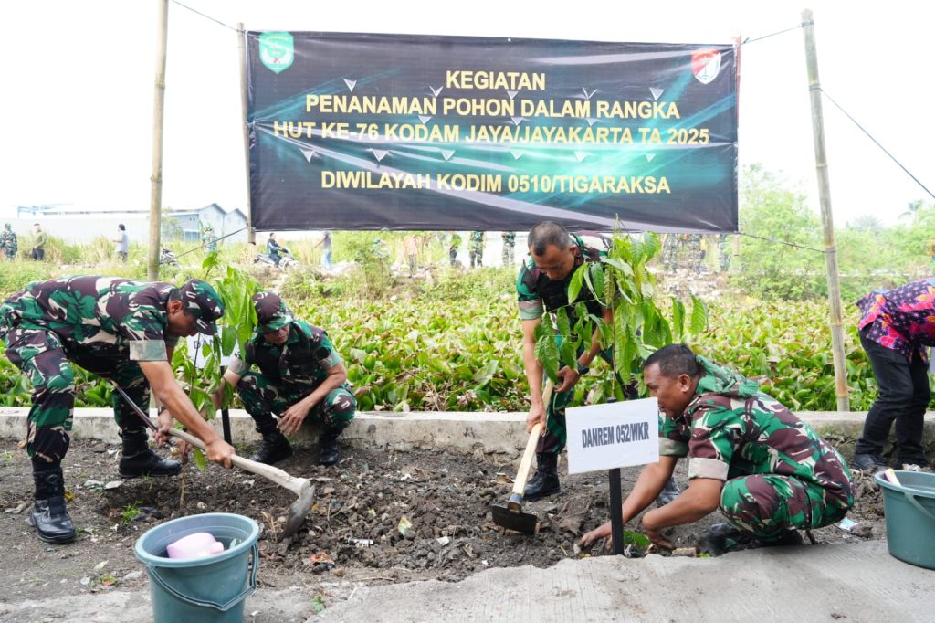 Sambut Hari Juang TNI AD dan HUT ke 76 Kodam Jaya, Satjar Korem 052/Wkr Gelar Karya Bakti Bersihkan Sungai/Waduk Skala Besar