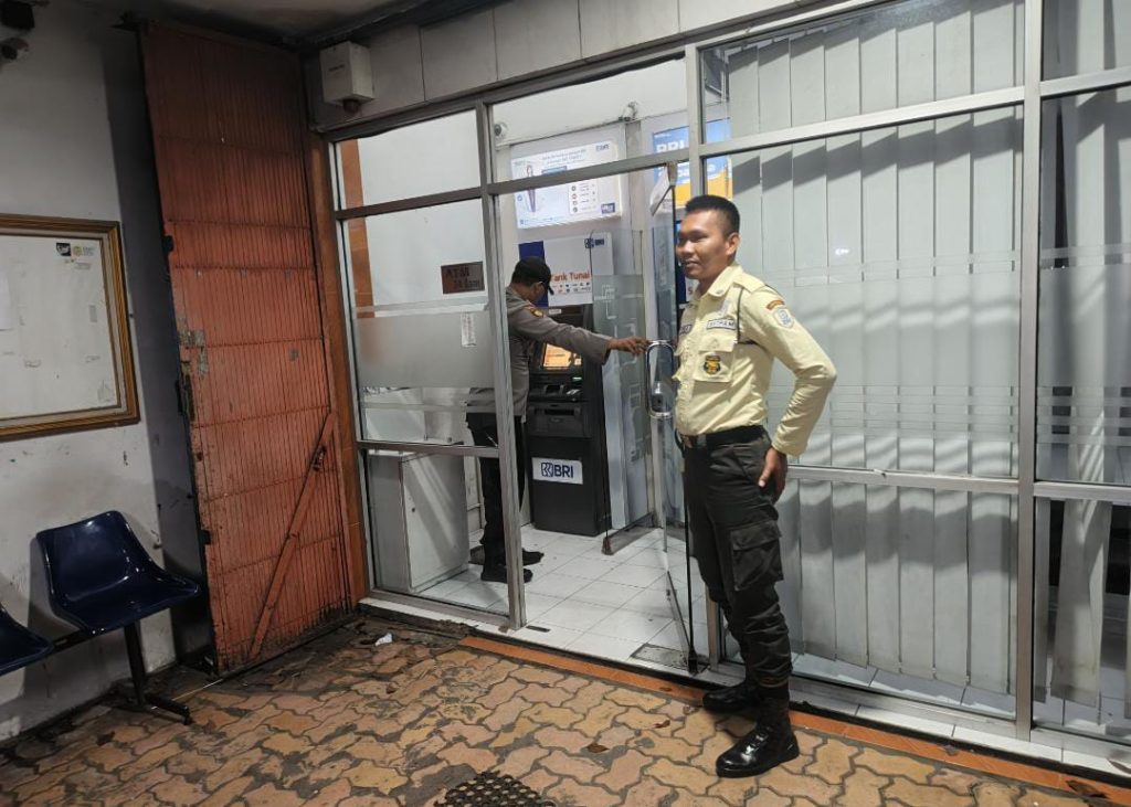 Polsek Maduran Gelar Patroli Perintis Presisi Malam Hari: Amankan Obyek Vital dan Pemukiman Warga