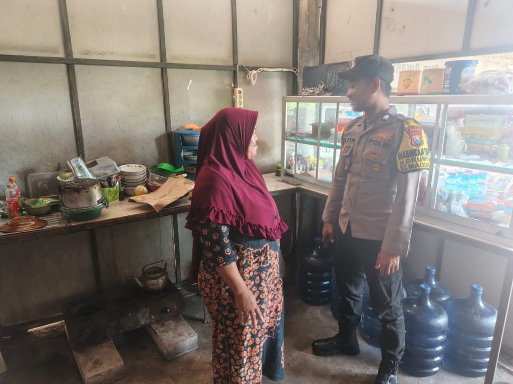 Polsek Maduran Gelar Patroli Dialogis: Himbau Warga Desa Parengan Waspada Curanmor dan Cuaca Ekstrem