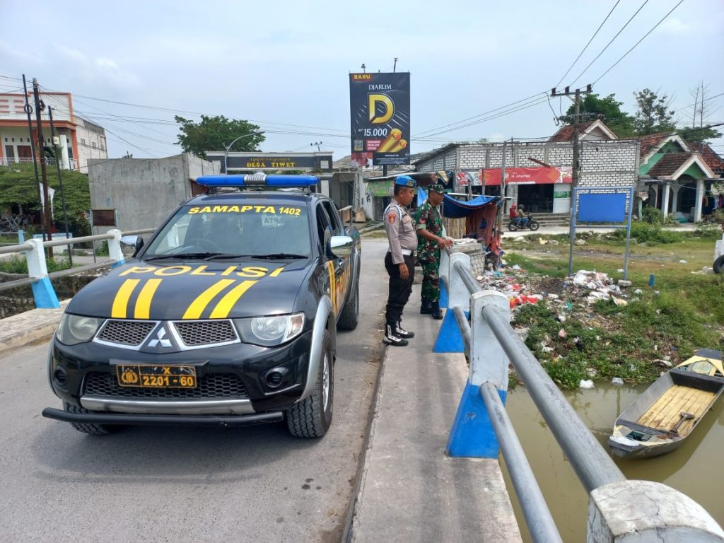 Polsek Turi Patroli Kewilayahan Bersama Koramil: Monitoring Rawan Banjir dan Kebakaran di Aliran Sungai