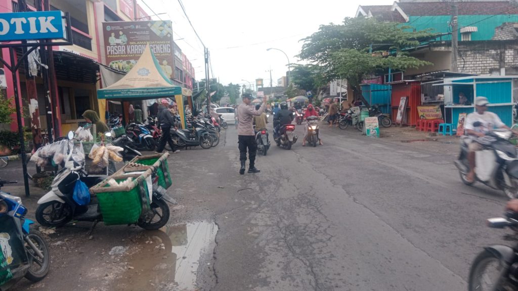 Commander Wish Pagi di Pasar Cendere, Polsek Karanggeneng Jaga Kelancaran Lalu Lintas dan Keselamatan Warga