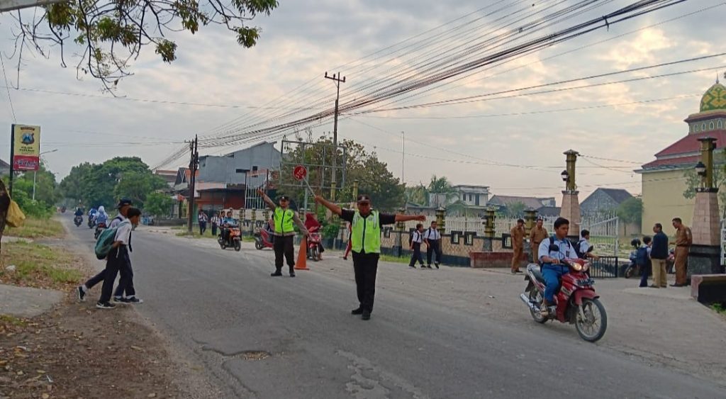 Commander Wish Pagi Polsek Maduran, Arus Lalu Lintas Depan SMPN 1 Maduran Tertib