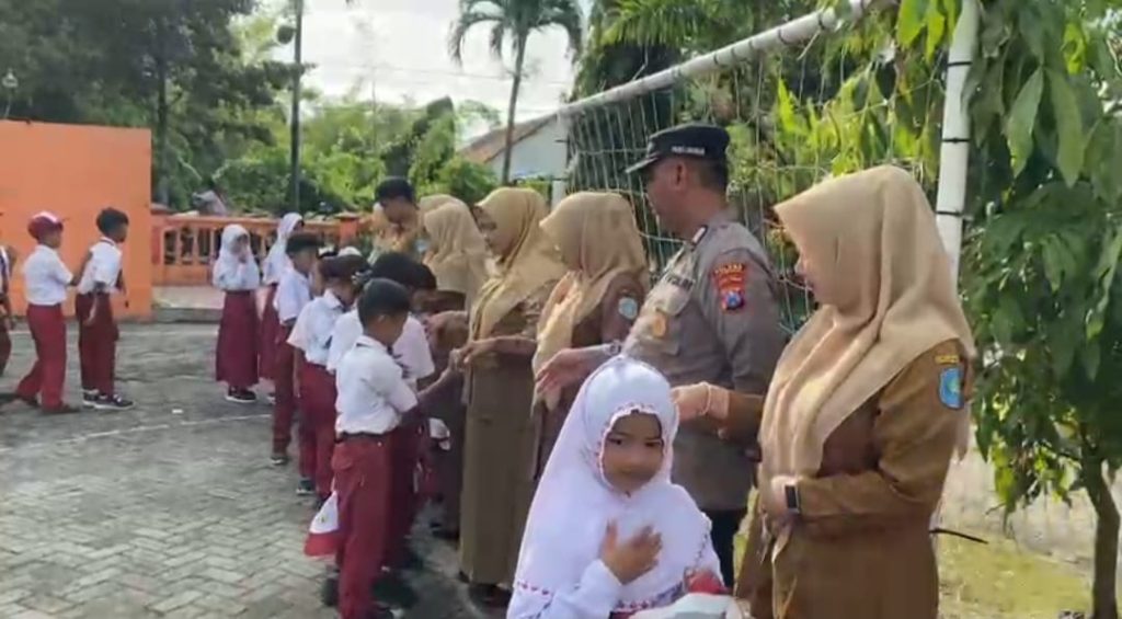 Kanit Binmas Polsek Kalitengah Jadi Pembina Upacara di SDN Butungan, Tekankan Disiplin dan Cegah Bullying