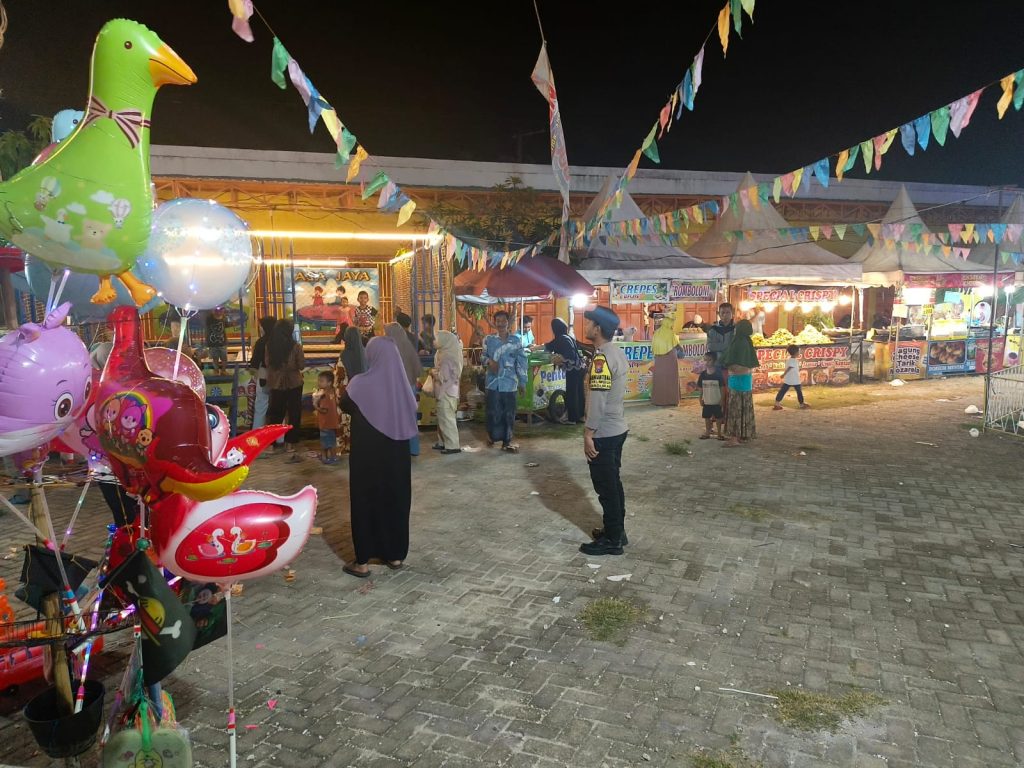 Polsek Maduran Polres Lamongan Gelar Patroli dan Pengamanan Pasar Malam di Desa Jangkungsumo, Situasi Aman Terkendali