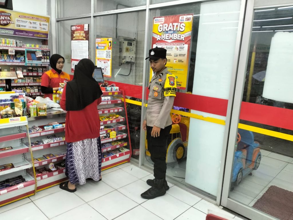 Bentengi Malam dari 3C! Polsek Maduran Patroli Malam Sasar Alfamart dan ATM BRI, Lanjut Blusukan Pemukiman Warga