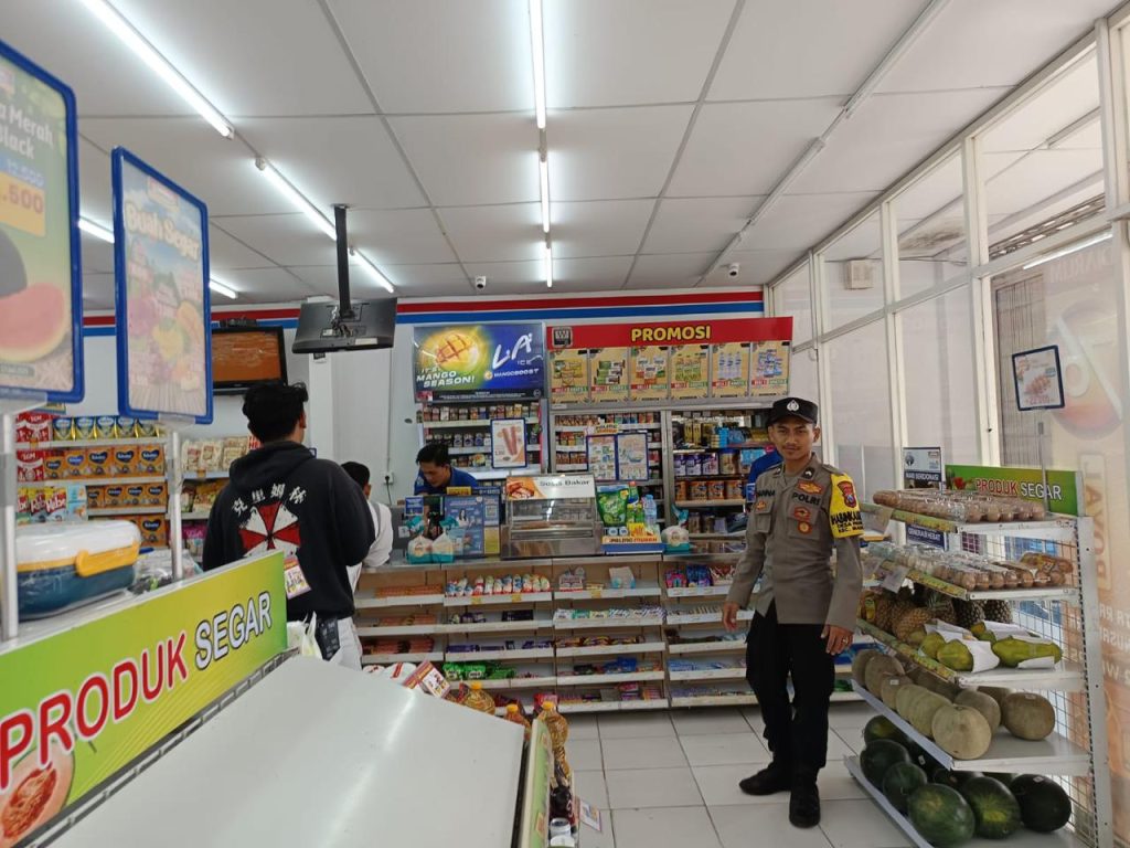 Polsek Maduran Polres Lamongan Gencarkan Patroli Dialogis, Jaga Keamanan Bank BRI dan Indomaret hingga Pemukiman Warga