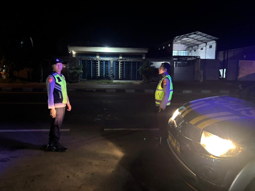Lampu Biru Menggebrak Malam! Polsek Turi Sigap Patroli Blue Light, Buru Potensi Kejahatan di Jalan Raya Poros Lamongan