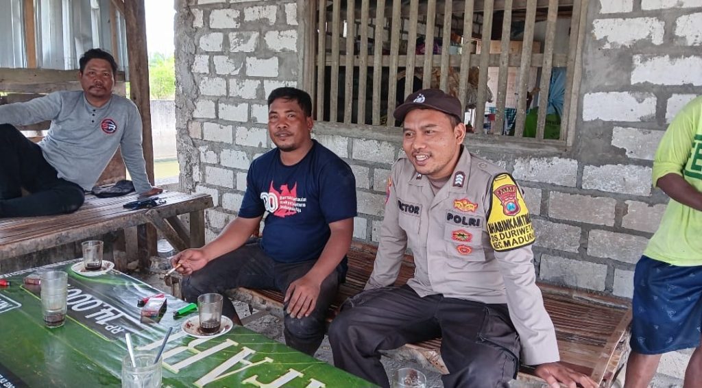 NGOPI SAMBIL SIAGA! Polsek Maduran Patroli Dialogis Malam di Warung Kopi, Himbau Warga Maduran Waspada Gangguan Kamtibmas