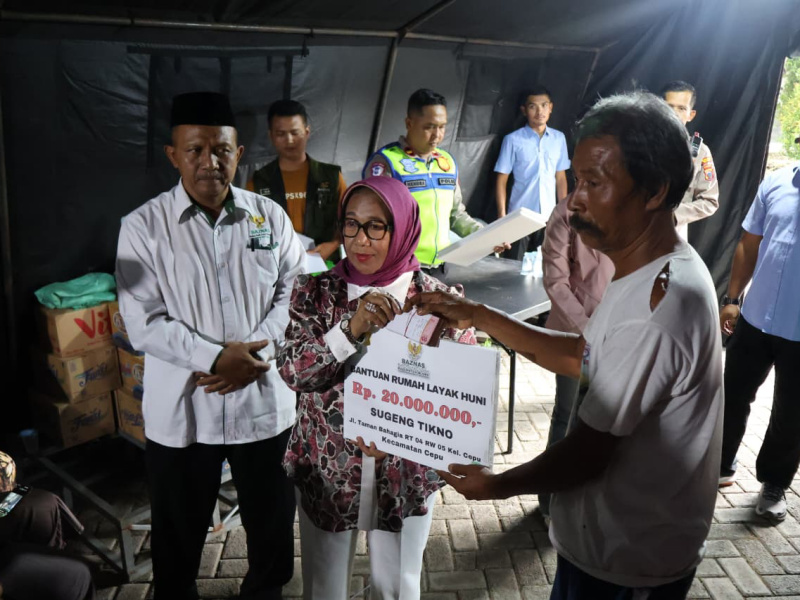 Wabup Blora Serahkan Bantuan kepada Warga Terdampak Longsor di Cepu