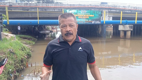 Sambut Hari Juang dan HUT Kodam Jaya, Kodim 0503/Jakarta Barat Gelar Karya Bakti Bersih-bersih Sungai Ciliwung