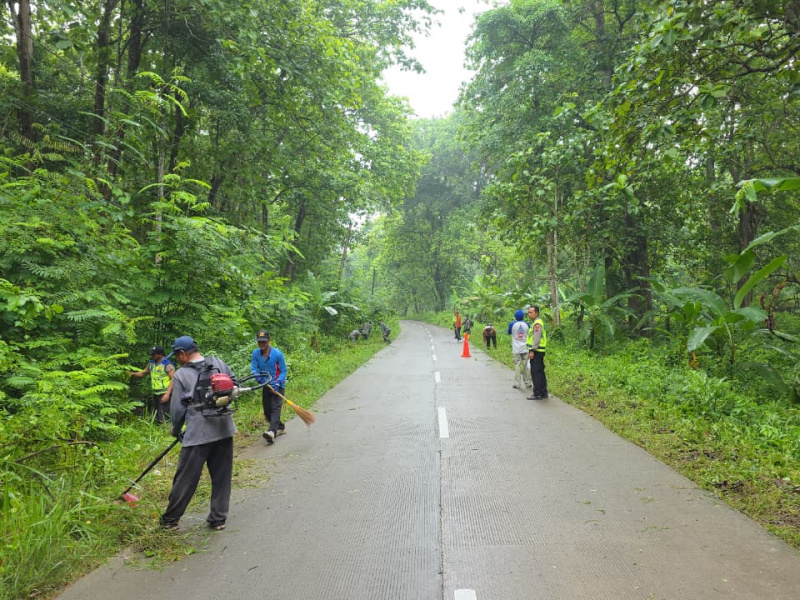 Jelang Nataru, Jalan Blora-Randublatung Dibersihkan